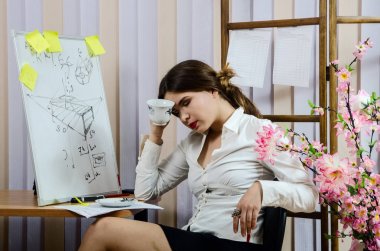 çizim araçları ile güzel kız