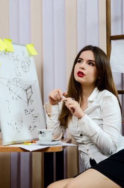 çizim araçları ile güzel kız