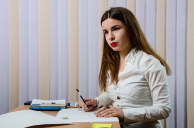 çizim araçları ile güzel kız