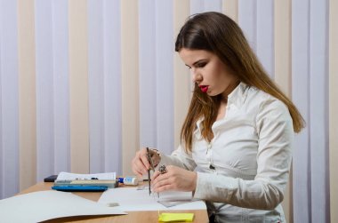 çizim araçları ile güzel kız