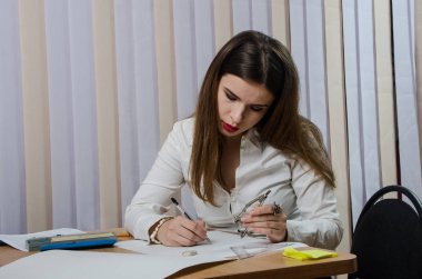 çizim araçları ile güzel kız