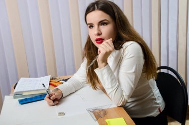 çizim araçları ile güzel kız