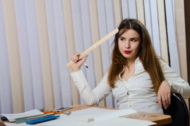 çizim araçları ile güzel kız