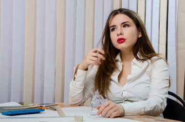 çizim araçları ile güzel kız