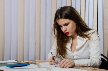 çizim araçları ile güzel kız