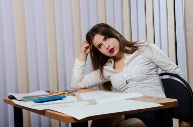 çizim araçları ile güzel kız