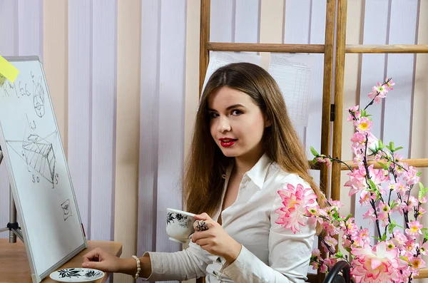 çizim araçları ile güzel kız