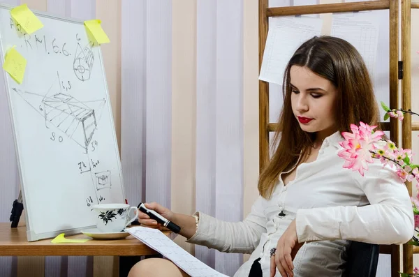 çizim araçları ile güzel kız