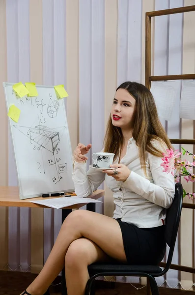 çizim araçları ile güzel kız