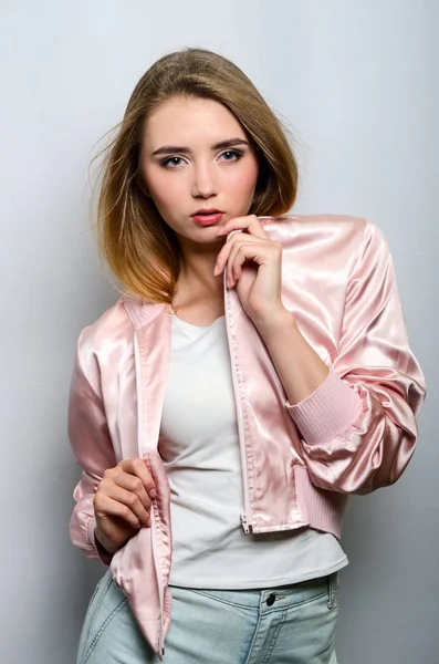 Hermosa chica en chaqueta rosa —  Fotos de Stock