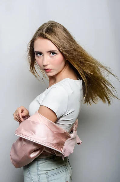 Schönes Mädchen in rosa Jacke — Stockfoto