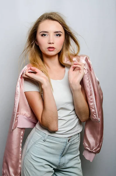 Piękna dziewczyna w różowym kurtka — Zdjęcie stockowe