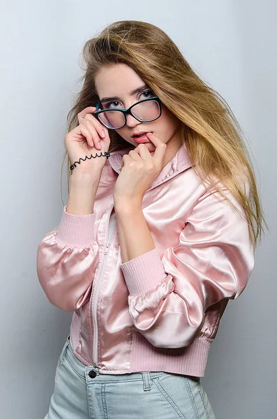 Krásná dívka v růžová bunda — Stock fotografie