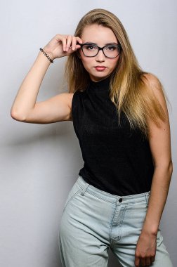 siyah ceketli güzel kız