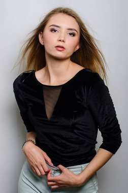 siyah ceketli güzel kız