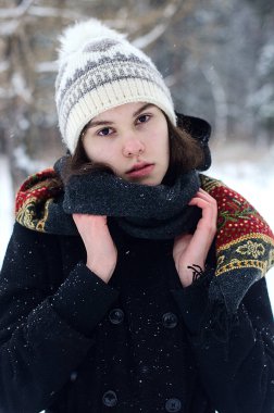 kız kış parkta bir ceket