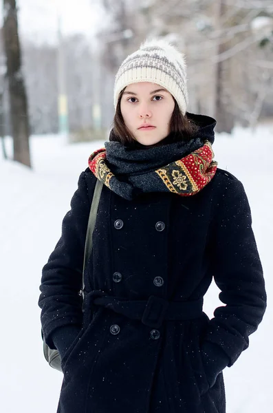 Menina Casaco Parque Inverno — Fotografia de Stock