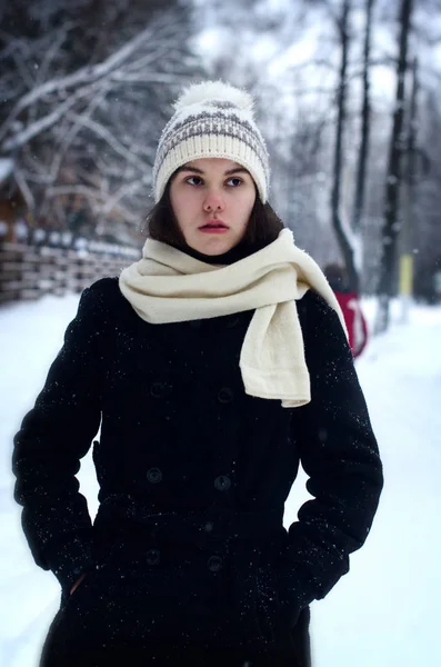 Девушка Пальто Зимнем Парке — стоковое фото