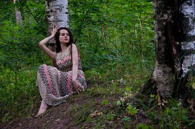 Elbiseli güzel kız.