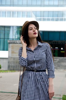 Elbiseli güzel kız.