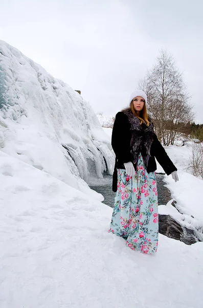 Красивая Девушка Зимней Природе — стоковое фото