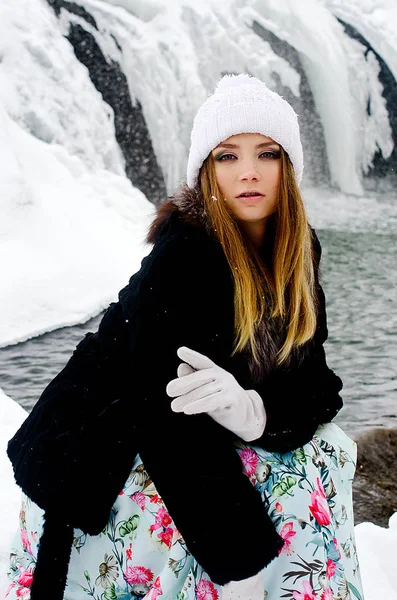 美丽的女孩在冬天自然 — 图库照片