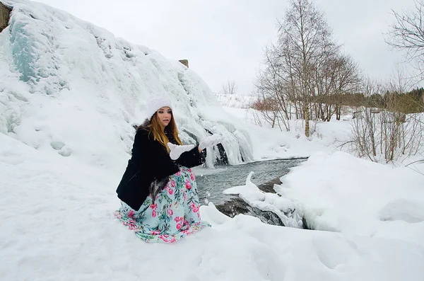 Krásná Dívka Zimní Přírodě — Stock fotografie