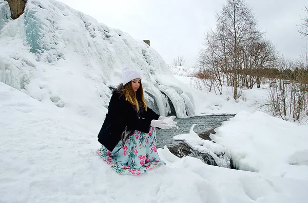 美丽的女孩在冬天自然 — 图库照片
