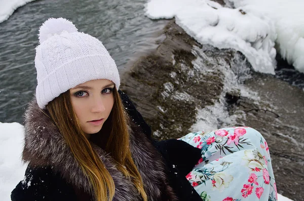 Όμορφο Κορίτσι Στη Φύση Χειμώνα — Φωτογραφία Αρχείου