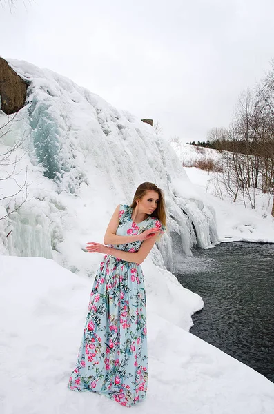 Красивая Девушка Зимней Природе — стоковое фото