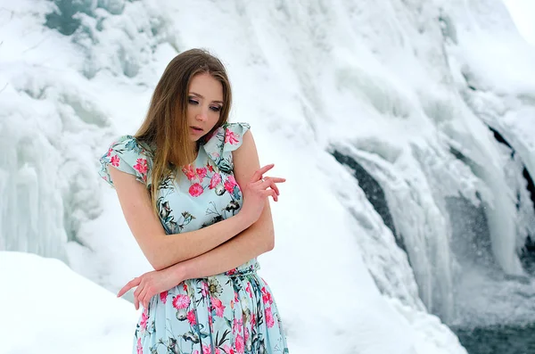 Bella Ragazza Nella Natura Invernale — Foto Stock