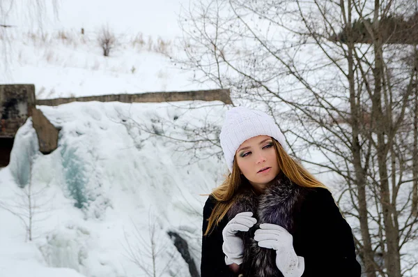Vacker Flicka Vinter Natur — Stockfoto