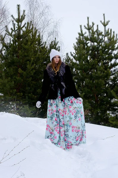 冬の自然で美しい少女 — ストック写真