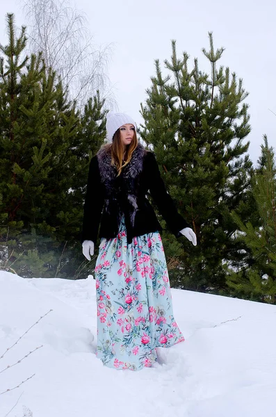 冬の自然で美しい少女 — ストック写真