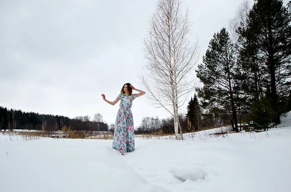 Piękna Dziewczyna Zimowej Przyrody — Zdjęcie stockowe