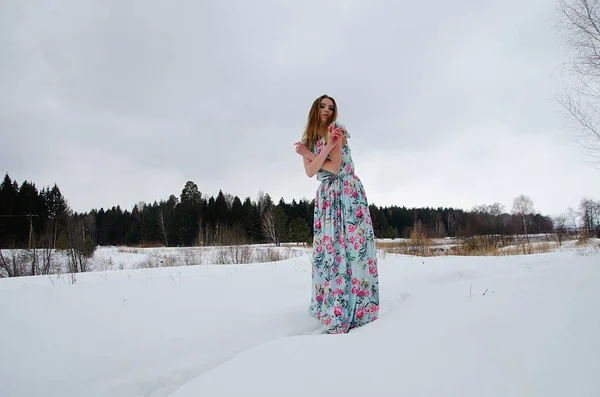 Vacker Flicka Vinter Natur — Stockfoto