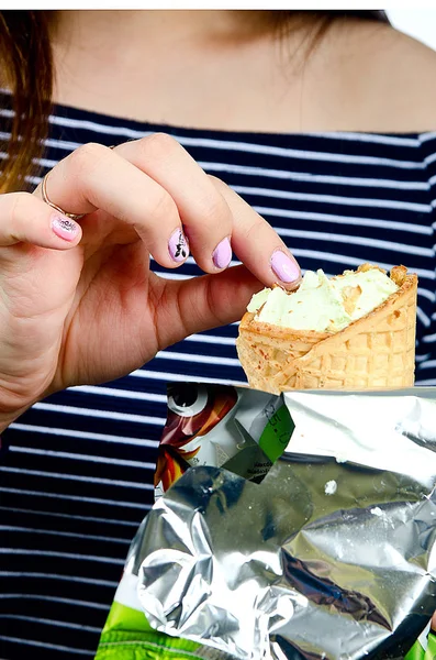 Schönes Mädchen Mit Eis — Stockfoto