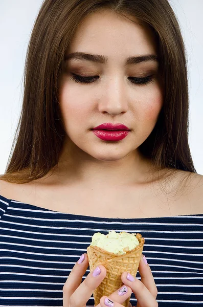 Bella Ragazza Con Gelato — Foto Stock