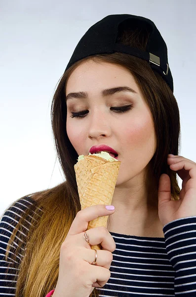 Bella Ragazza Con Gelato — Foto Stock