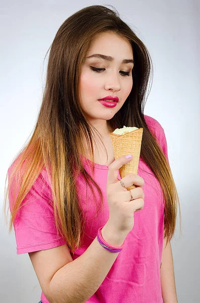 Красивая Девушка Мороженым — стоковое фото