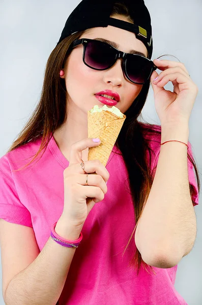 Bella Ragazza Con Gelato — Foto Stock