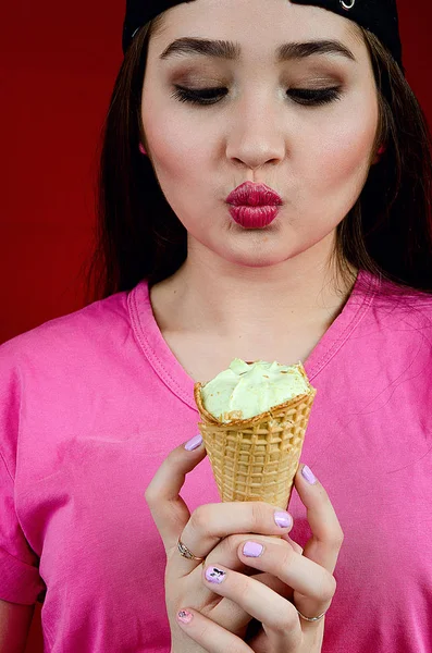 Bella Ragazza Con Gelato — Foto Stock