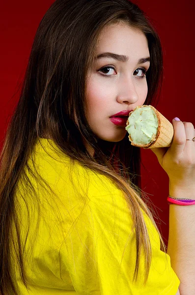 Bella Ragazza Con Gelato — Foto Stock