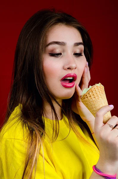 Bella Ragazza Con Gelato — Foto Stock