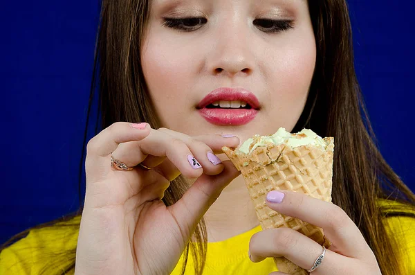 Schönes Mädchen Mit Eis — Stockfoto