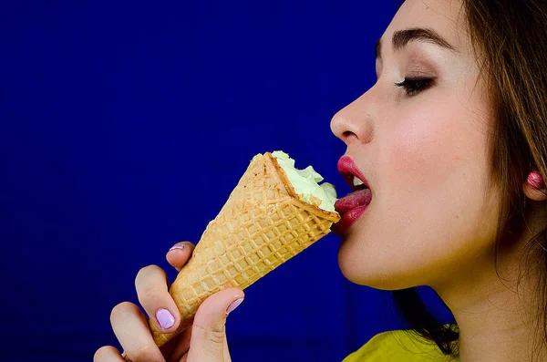 Schönes Mädchen Mit Eis — Stockfoto