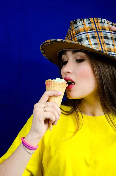 Bella Ragazza Con Gelato — Foto Stock