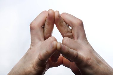 Bir adam parmaklarıyla oynar.