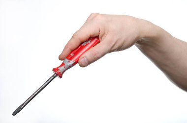 Adamın biri elinde tornavidayla oynuyor.