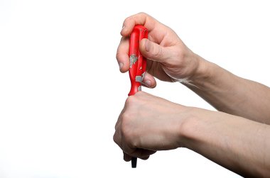 Adamın biri elinde tornavidayla oynuyor.